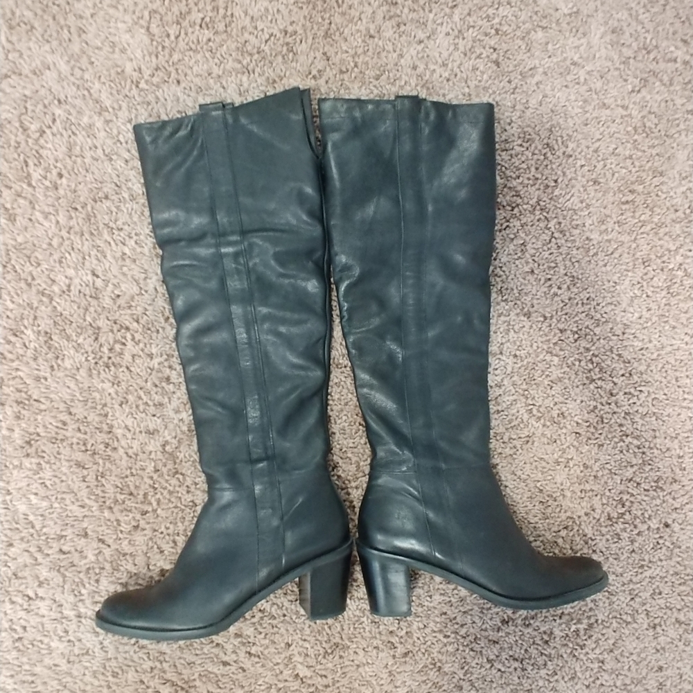 Knee high upper leathery boots. 8.5 Black